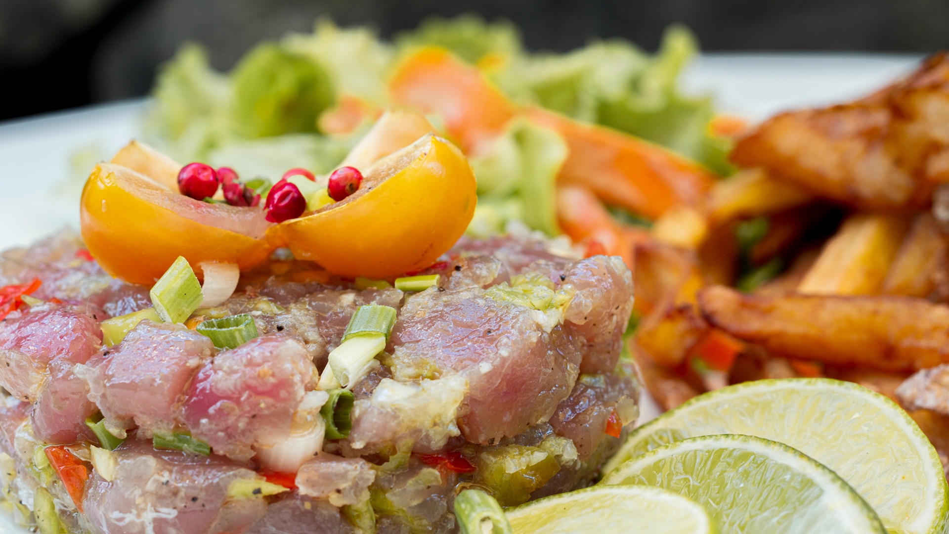 delicioso tartar de atún con ensalada imagen de fondo id1184176045